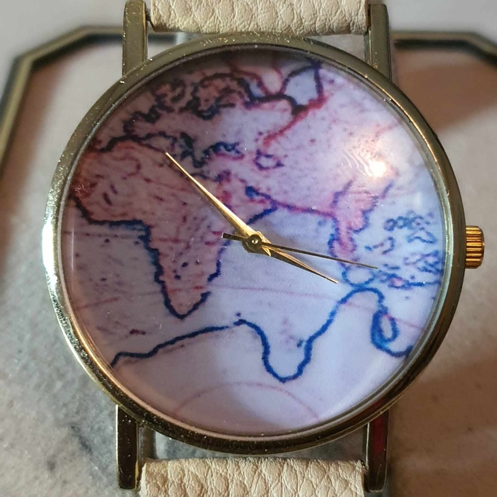 🦋10/$20🦋 Goldtone Mapface Leather Women's Watch